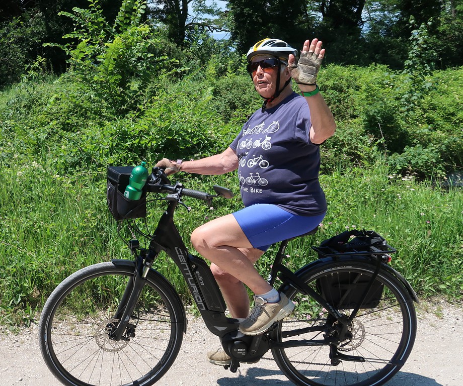 Geneviève avec son vélo électrique