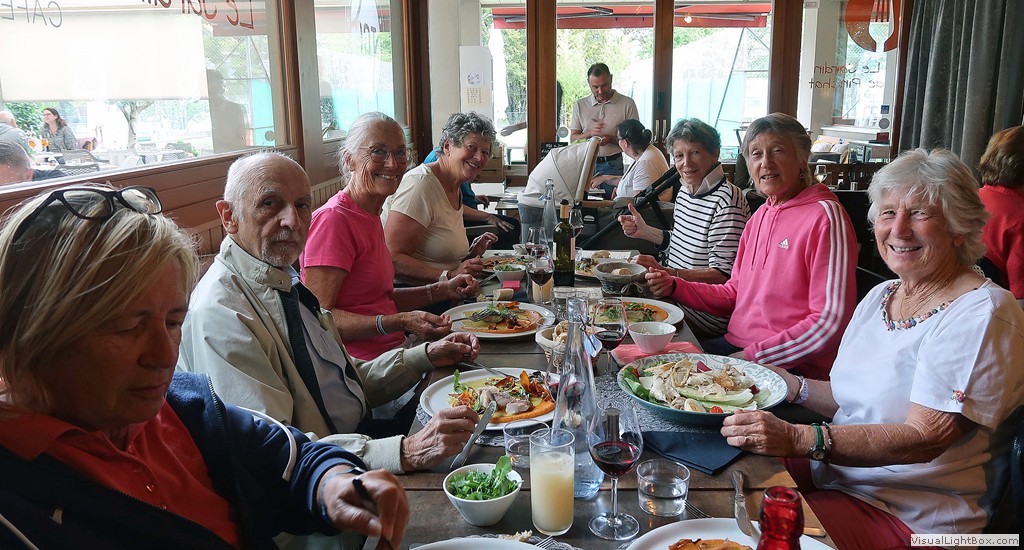 groupe restreint à table